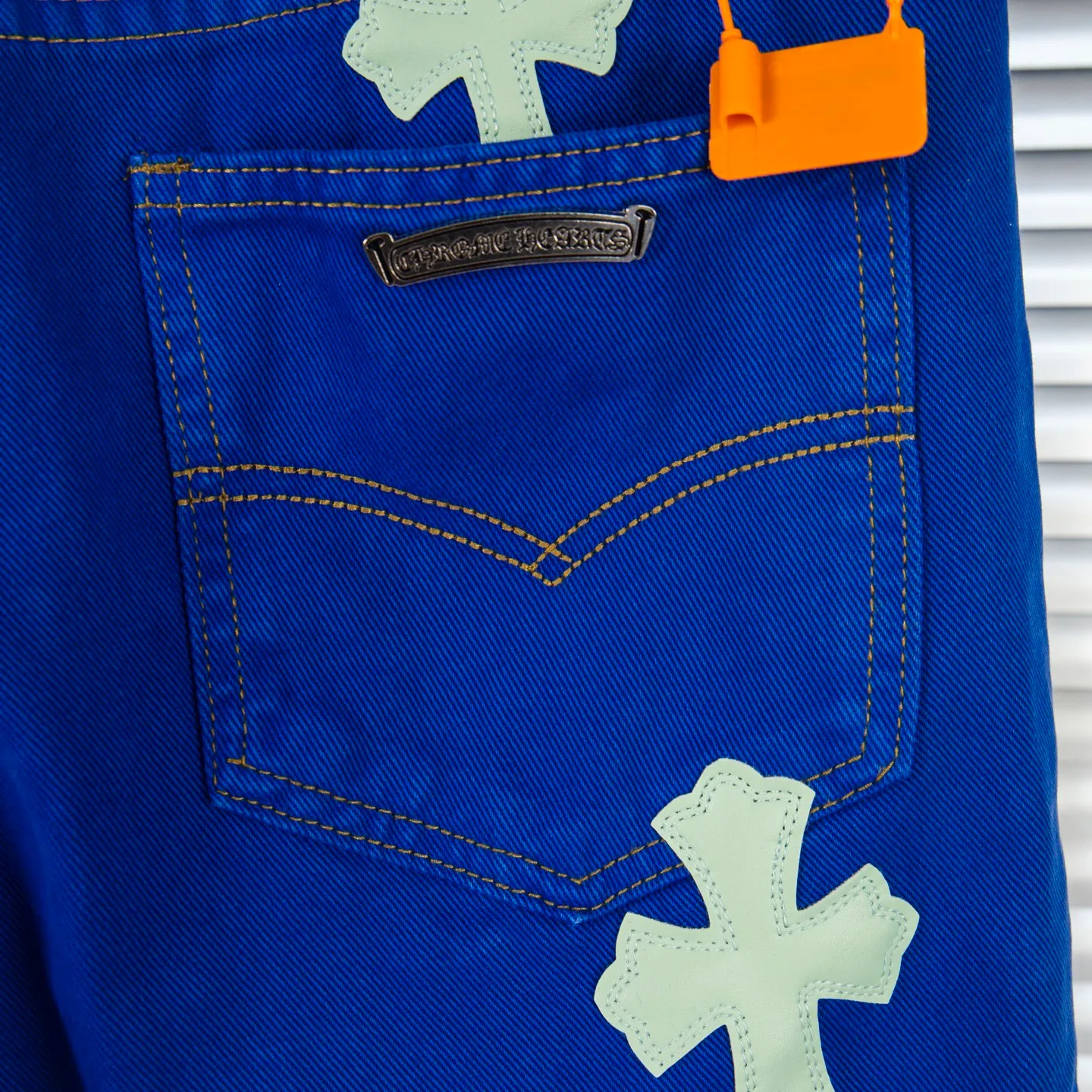 P270 Chrome hearts｜ch Chrome Hearts London-limited dopamine blue leather jeans - charming dopamine personality jeans, indispensable for fashionistas, the same model for celebrities, and a model touted by many bloggers. This new pair of pants is perfect in terms of shape and upper body. It is no exaggeration to say that making a pair of jeans is equivalent to the time of making 20 short-sleeved jeans. The fabric is made of high-quality imported denim. It has a unique high-end texture. I am very satisfied with it after washing and proofing several times. Style number: 1751# Color: Dopamine blue Size: 28 30 32 34